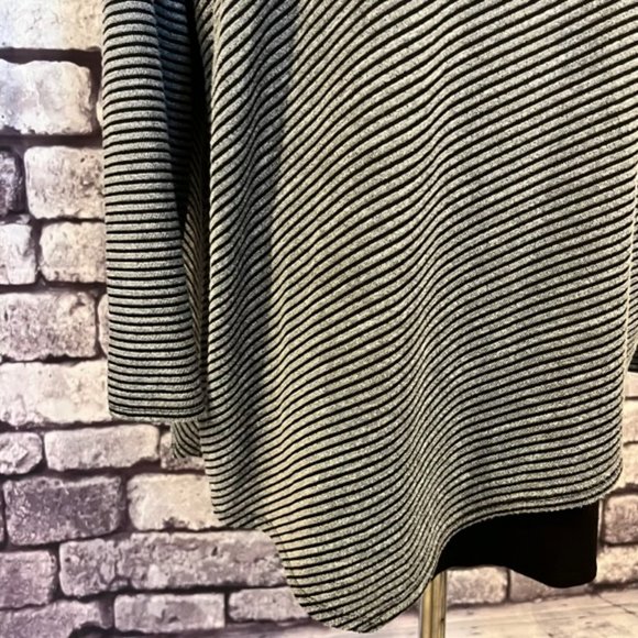 I.N. Studio Black & Gray Long Sleeve Striped Asymmetrical Blouse Size 1X - Picture 3 of 10